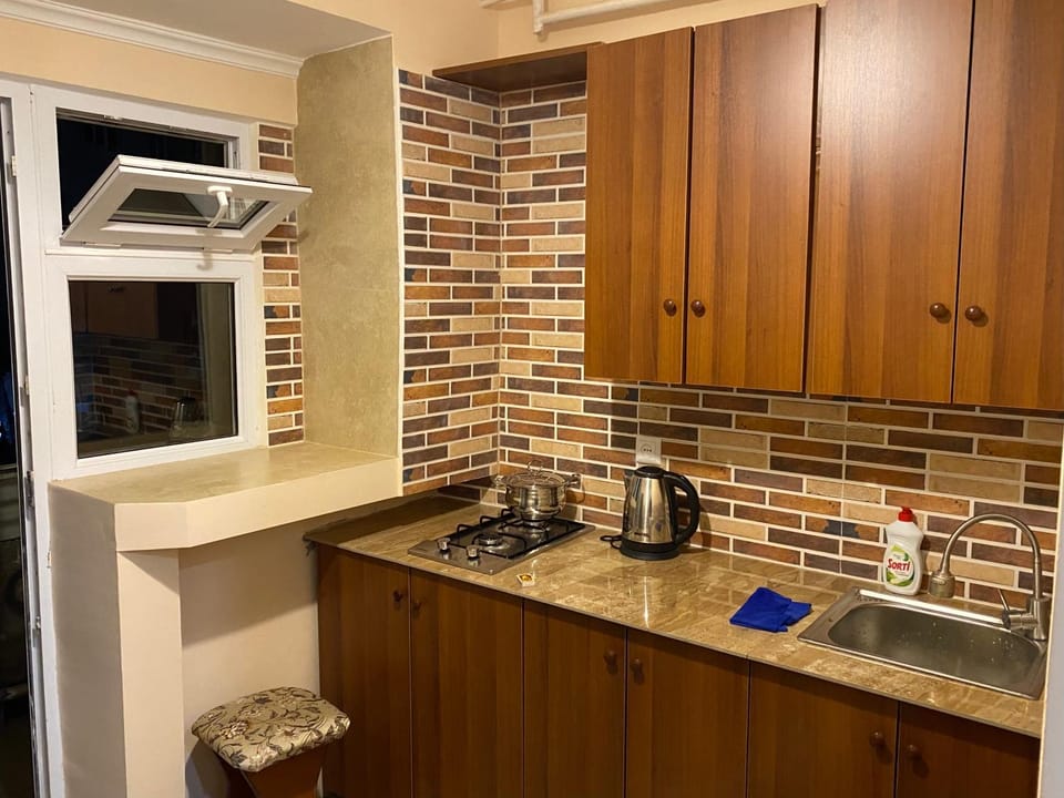 Coffee/tea facilities, Kitchen or kitchenette, stove