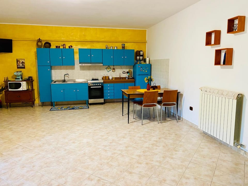 Kitchen or kitchenette, Dining area, minibar, oven, pet friendly, stove, toaster