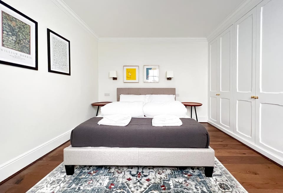 Photo of the whole room, Bedroom, wardrobe