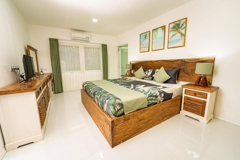 Bed, TV and multimedia, Photo of the whole room, Bedroom