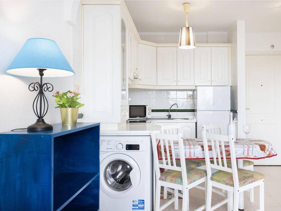 Kitchen or kitchenette, Dining area, minibar, stove, washing machine