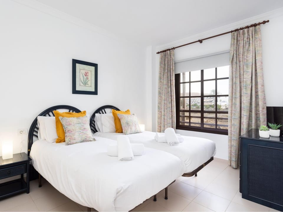 Bed, TV and multimedia, Bedroom