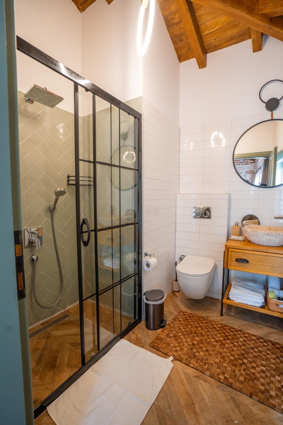 Shower, Toilet, Bathroom, towels