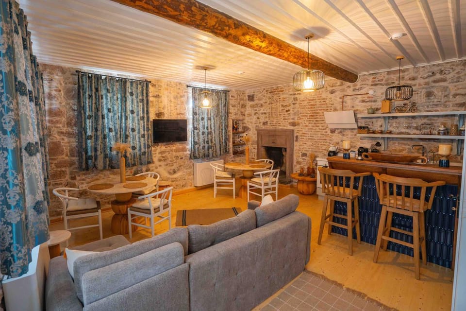 Kitchen or kitchenette, Seating area, Dining area, flat iron