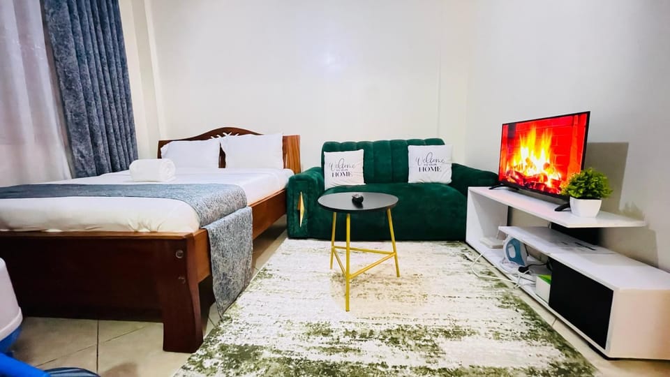 Bed, TV and multimedia, Seating area, Bedroom