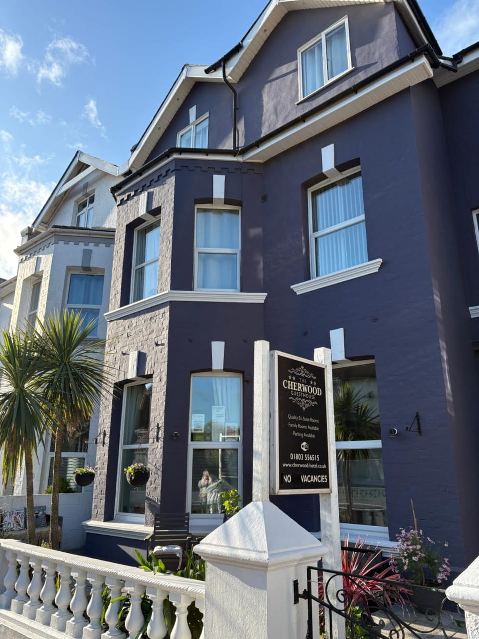 Property building, Day, Garden, Balcony/Terrace