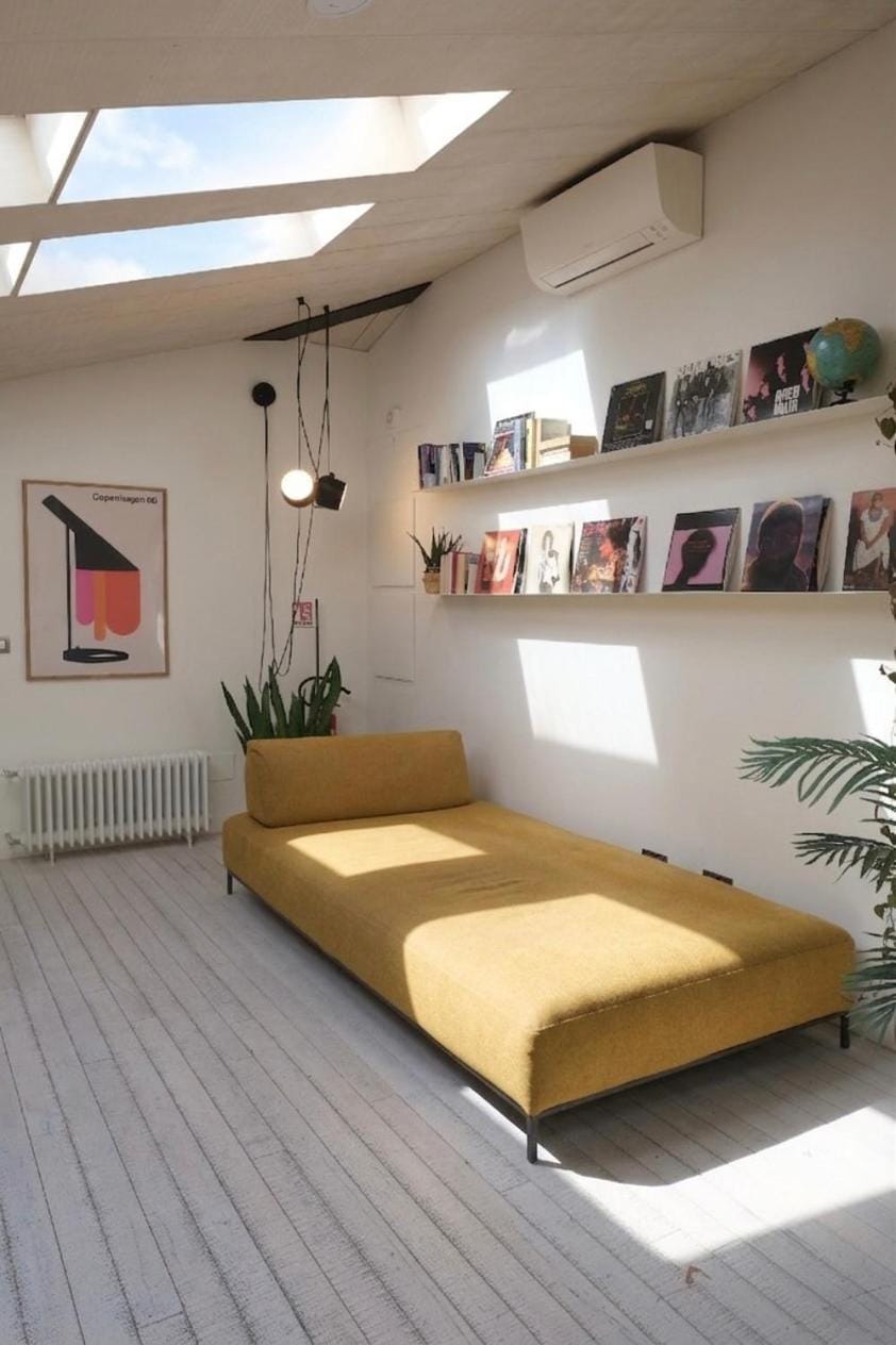 Bed, Living room