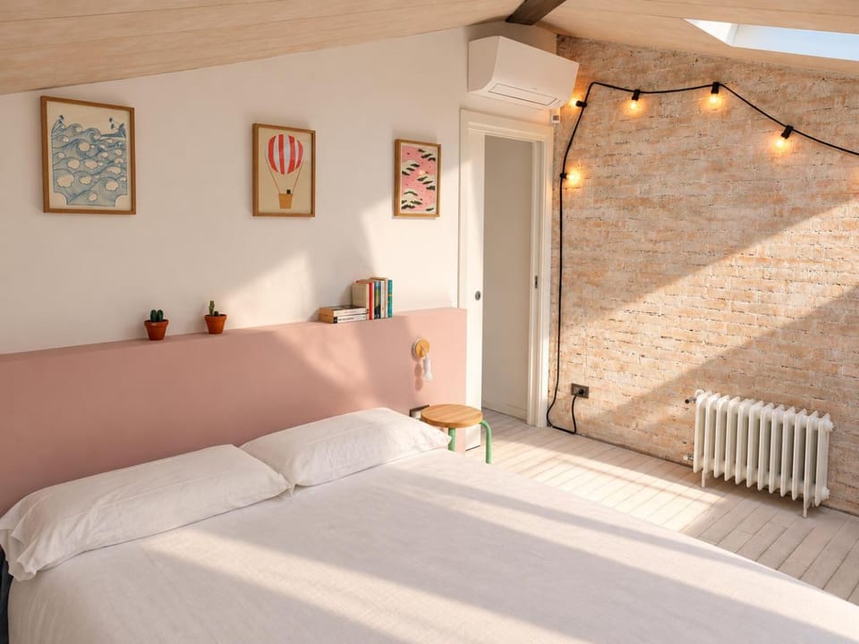 Photo of the whole room, Bedroom
