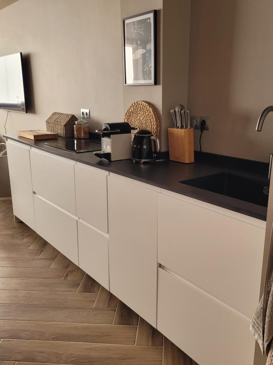 Coffee/tea facilities, Kitchen or kitchenette, dishwasher, stove