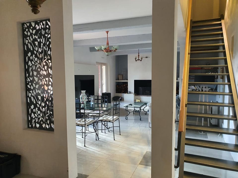 TV and multimedia, Living room, Seating area, Dining area