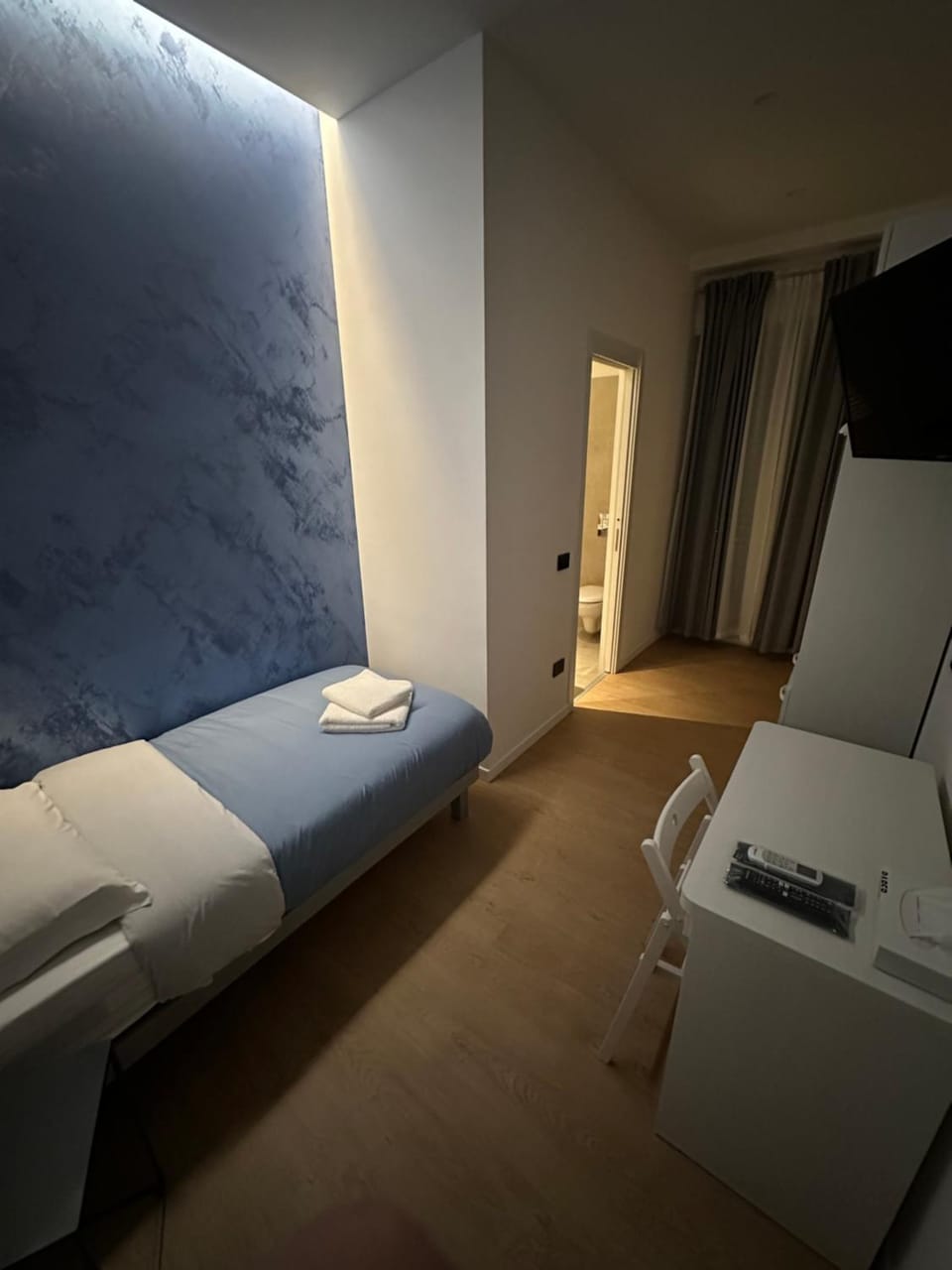 Bed, TV and multimedia, Photo of the whole room, Bedroom, hair dresser