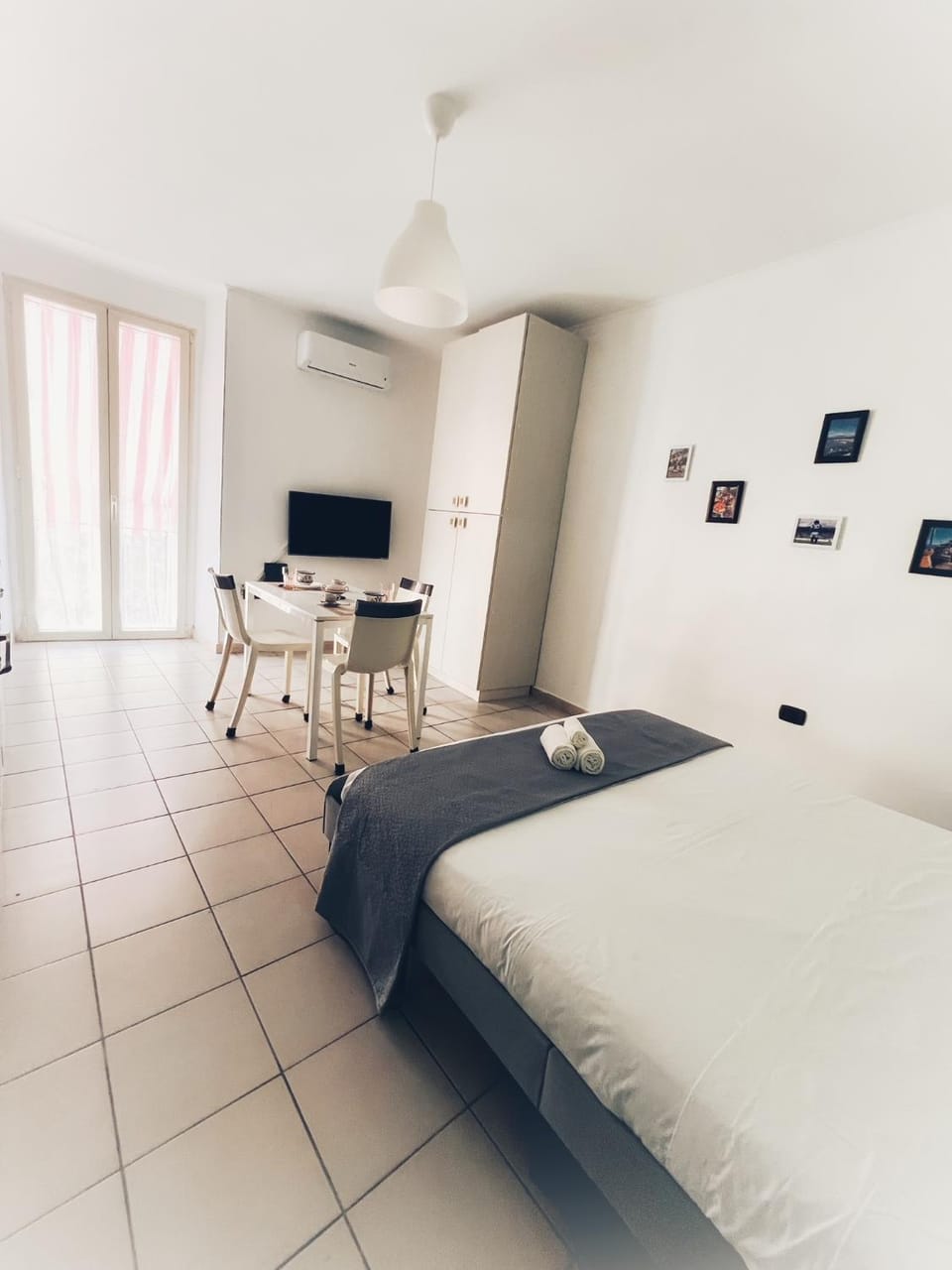 Communal lounge/ TV room, Bed, Photo of the whole room, Seating area, Dining area, Bedroom