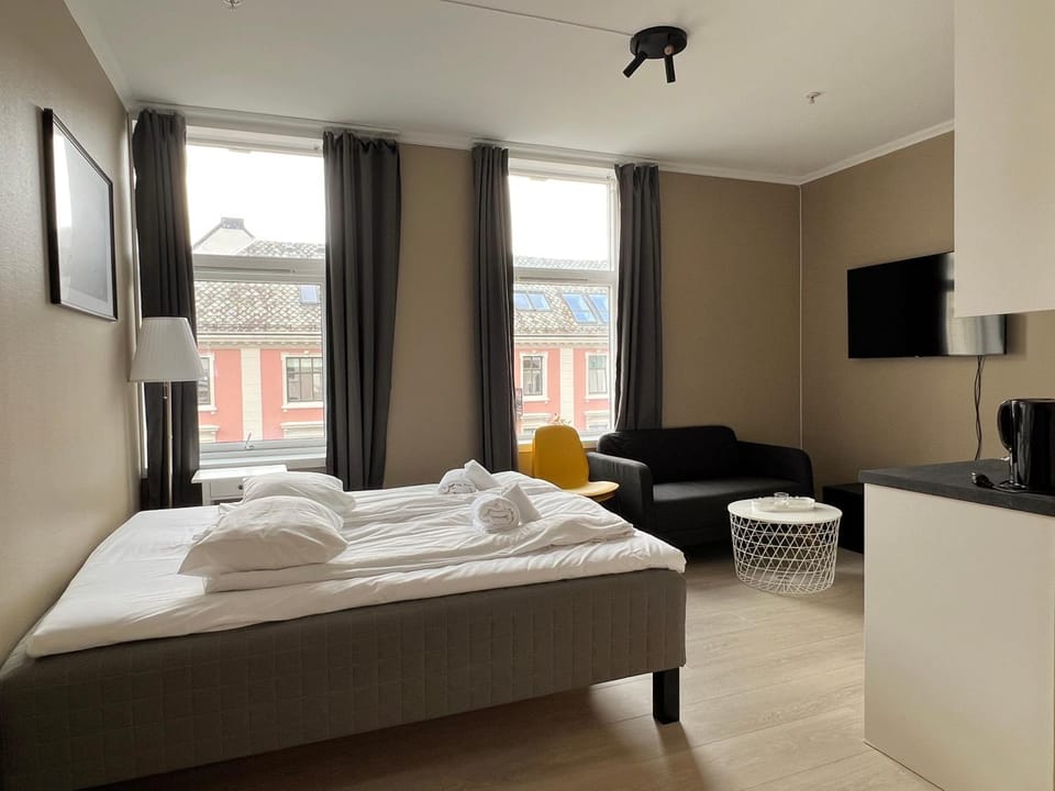 Bed, TV and multimedia, Photo of the whole room, Seating area