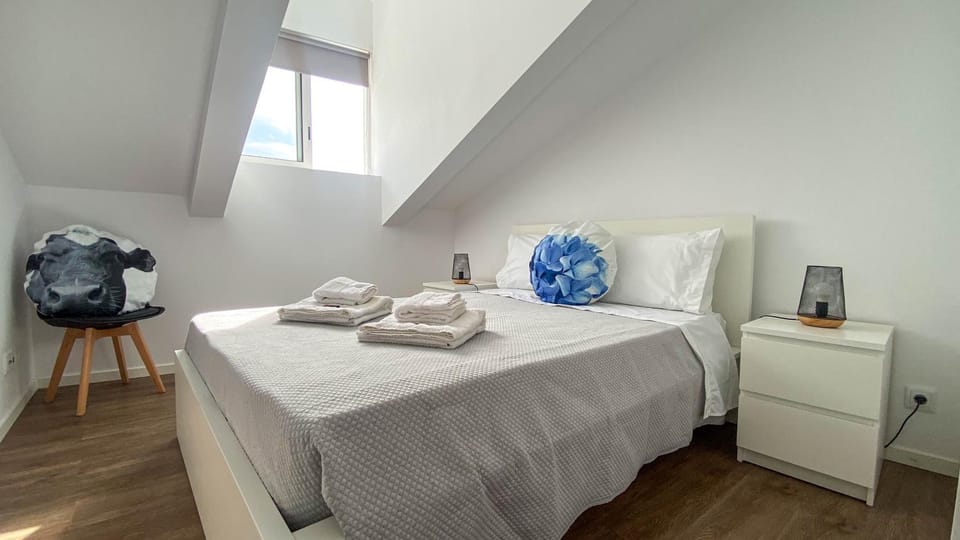 Bed, Photo of the whole room, Bedroom, hair dresser, towels