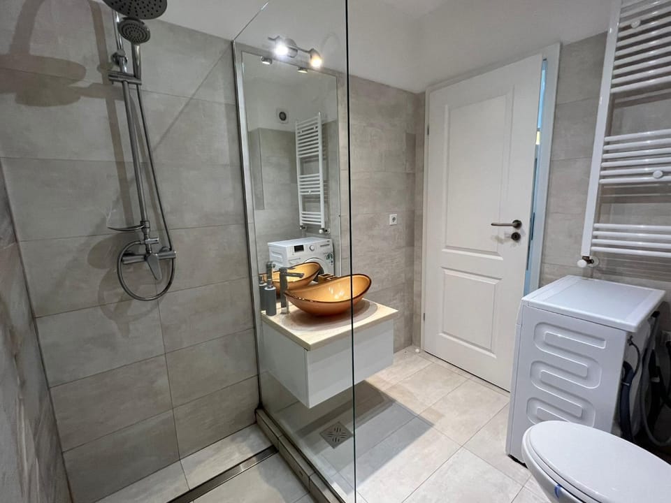 Bathroom, towels
