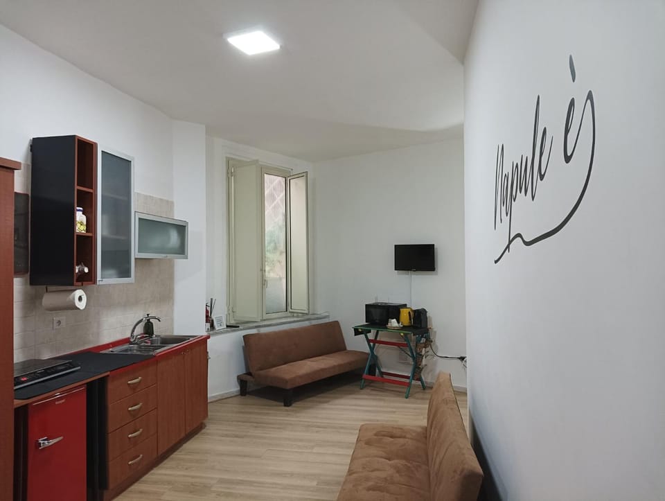 Kitchen or kitchenette, minibar, stove