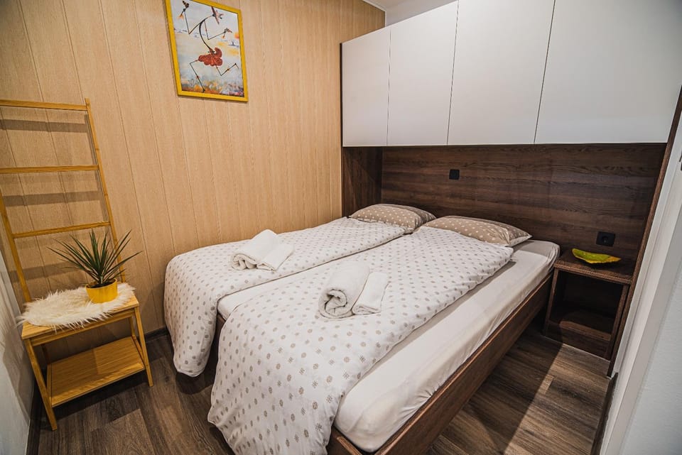 Bed, Bedroom, towels