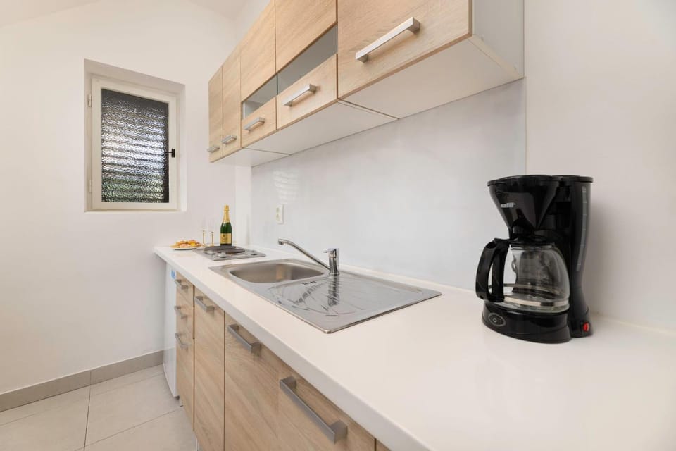 Coffee/tea facilities, Kitchen or kitchenette, stove