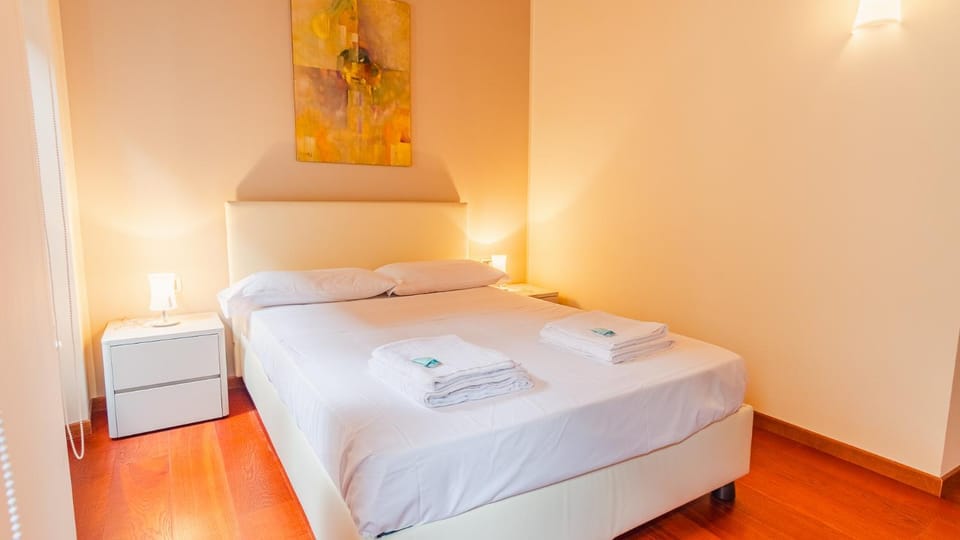 Bed, Photo of the whole room, towels