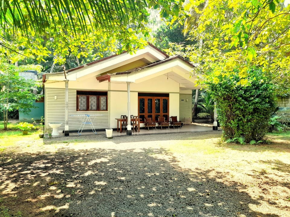 Patio, Facade/entrance, Garden, View (from property/room), Seating area, Dining area, Garden view, Parking, furniture