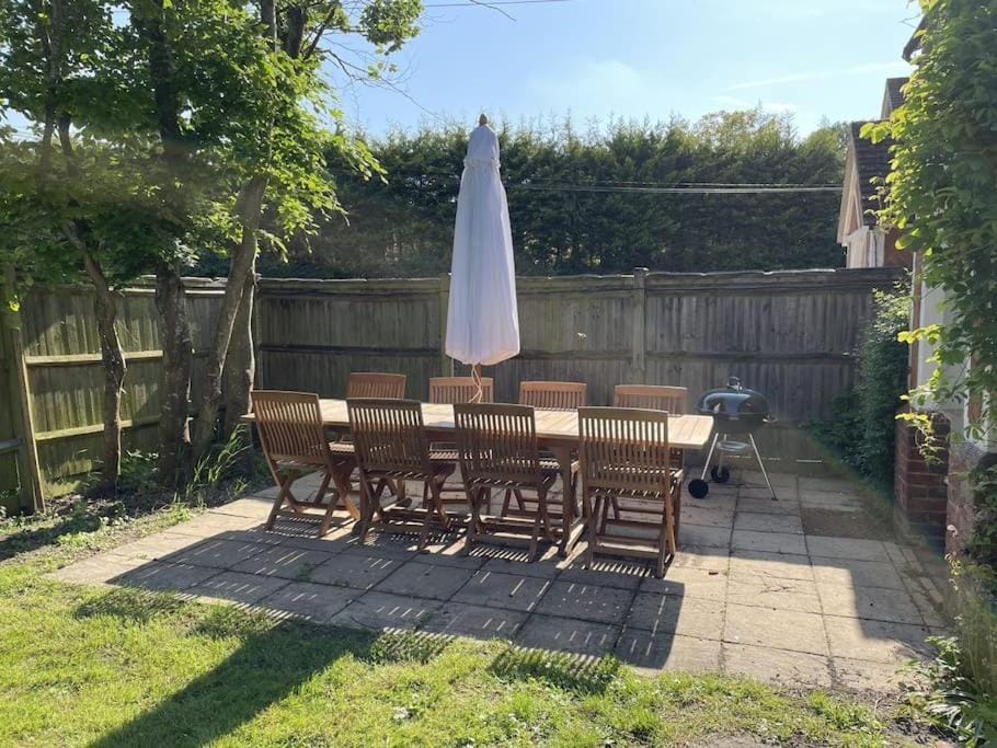 Holly Cottage, 2, Northbrook Park, Farnham-up to 6 adults House in Borough of Waverley