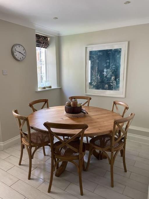 Holly Cottage, 2, Northbrook Park, Farnham-up to 6 adults House in Borough of Waverley