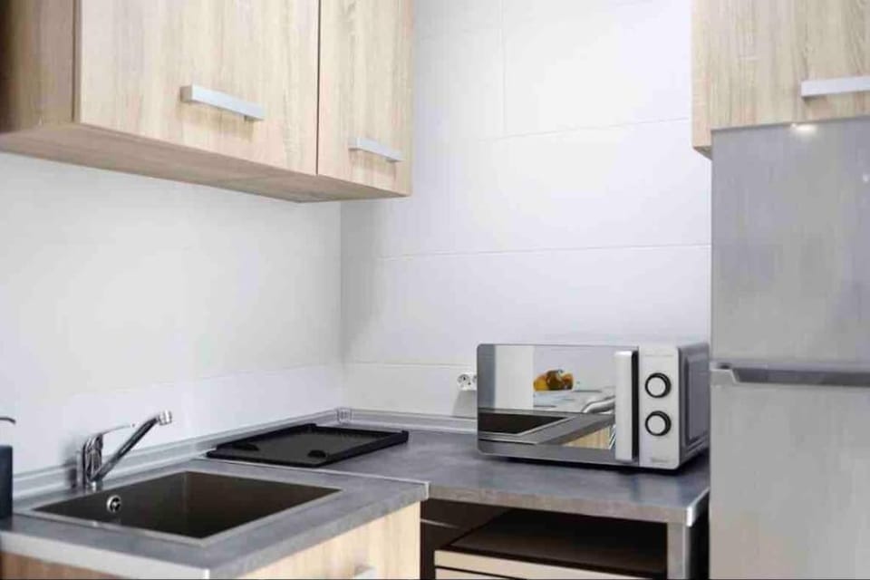 Kitchen or kitchenette, minibar