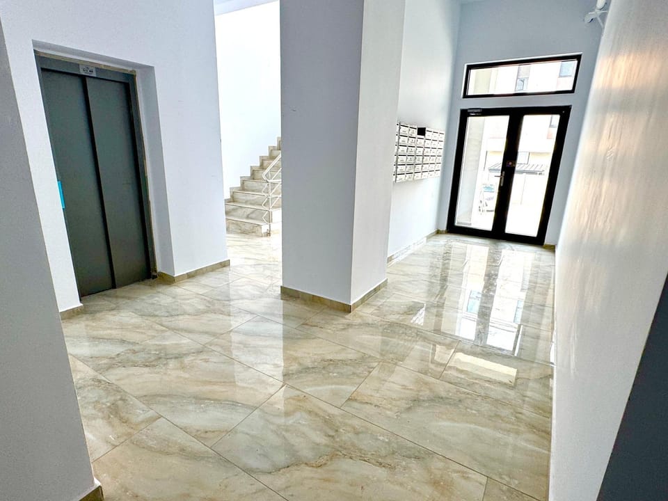 Facade/entrance, elevator