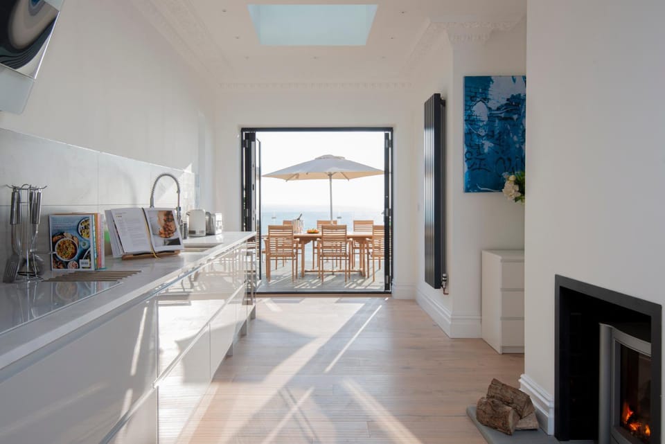 Cliffhanger House - Sleeps 16 Hot Tub, Sea Views House in Hastings