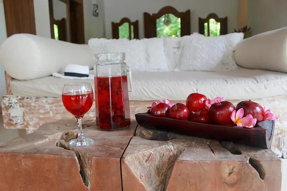 Living room, Seating area, Food, Drinks
