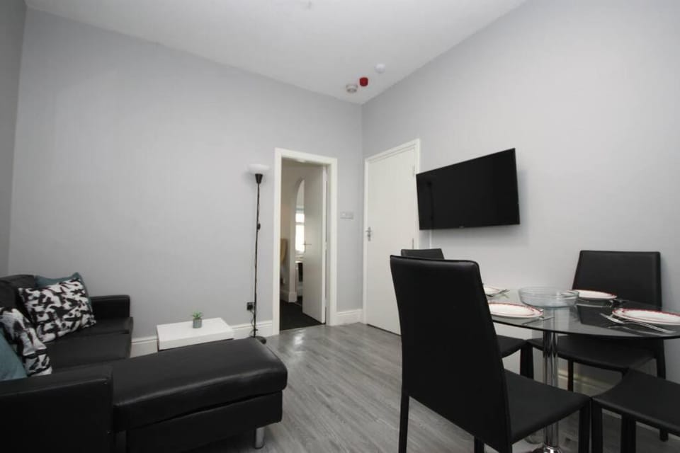 BARTON BEACHSIDE - Penthouse TwoBedroom Apartment, Double & Twins - Central Beach & Promenade Location - Over 21's, Family Friendly Only, ID Required, Stairs Access, FREE PARKING Apartment in Blackpool