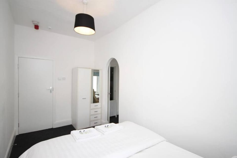 BARTON BEACHSIDE - Penthouse TwoBedroom Apartment, Double & Twins - Central Beach & Promenade Location - Over 21's, Family Friendly Only, ID Required, Stairs Access, FREE PARKING Apartment in Blackpool