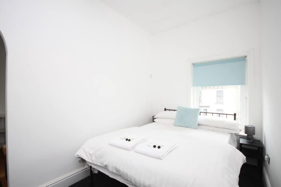 BARTON BEACHSIDE - Penthouse TwoBedroom Apartment, Double & Twins - Central Beach & Promenade Location - Over 21's, Family Friendly Only, ID Required, Stairs Access, FREE PARKING Apartment in Blackpool
