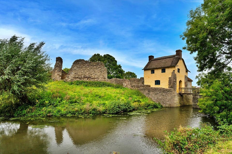 Property building, Patio, Nearby landmark, Day, Natural landscape, Garden, Garden view, Lake view, Landmark view, River view