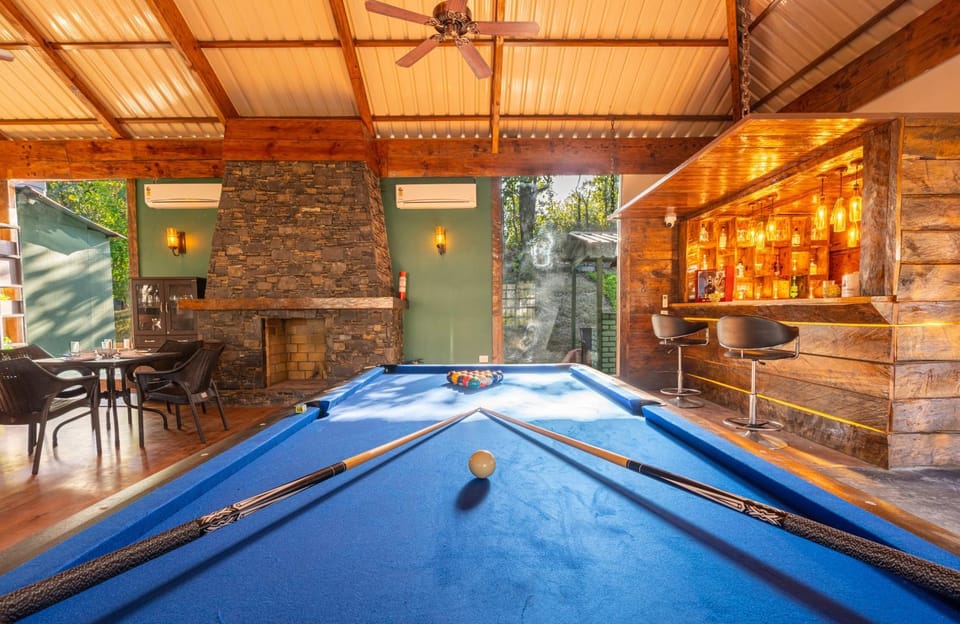 Billiard, Game Room