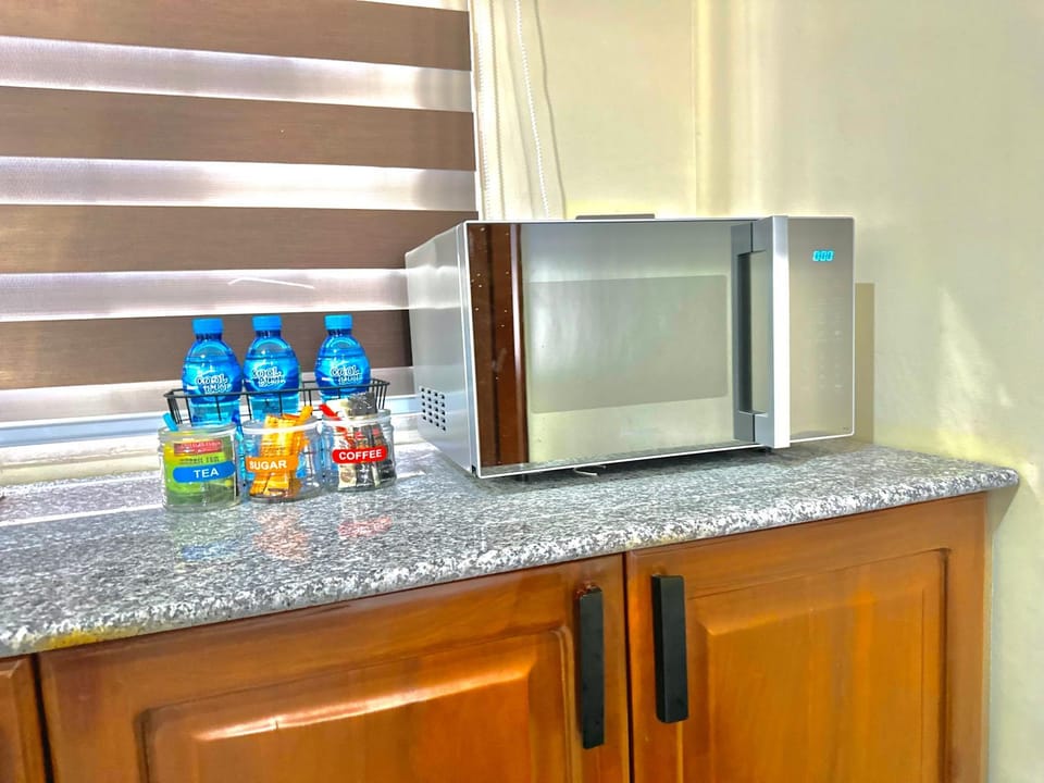 Kitchen or kitchenette, minibar