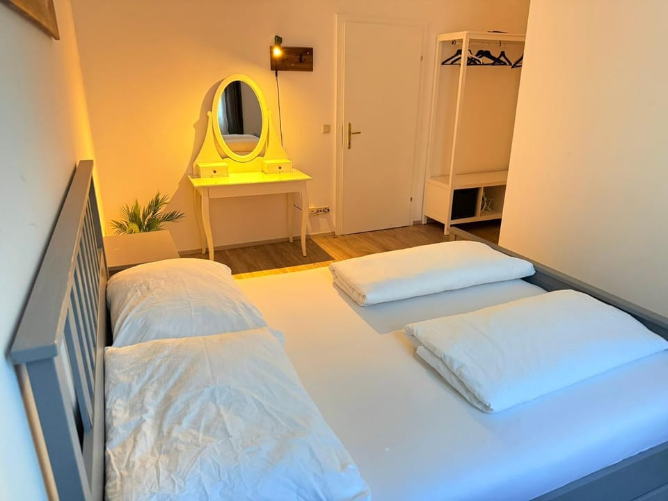 Bed, TV and multimedia, Photo of the whole room, Bedroom, wardrobe
