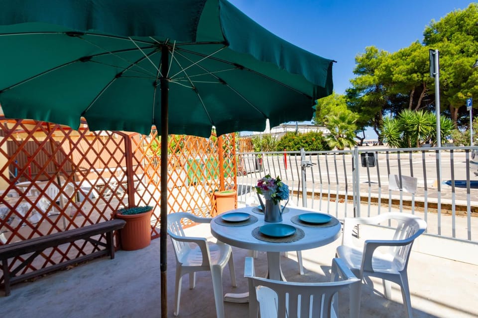 Day, Dining area