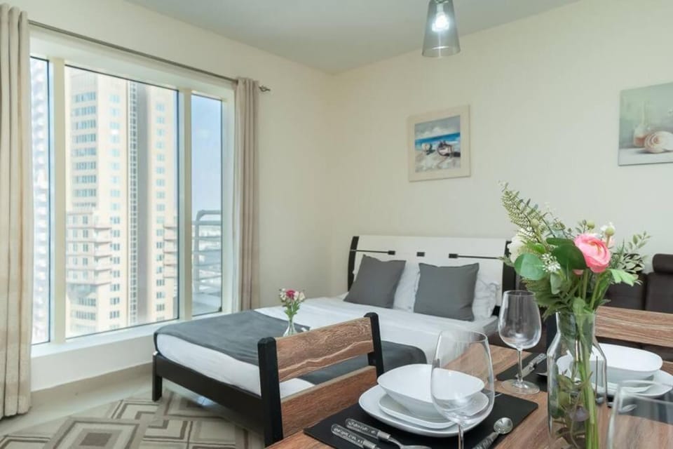 StoneTree - Lake View - Family-Friendly Location Apartment in Dubai