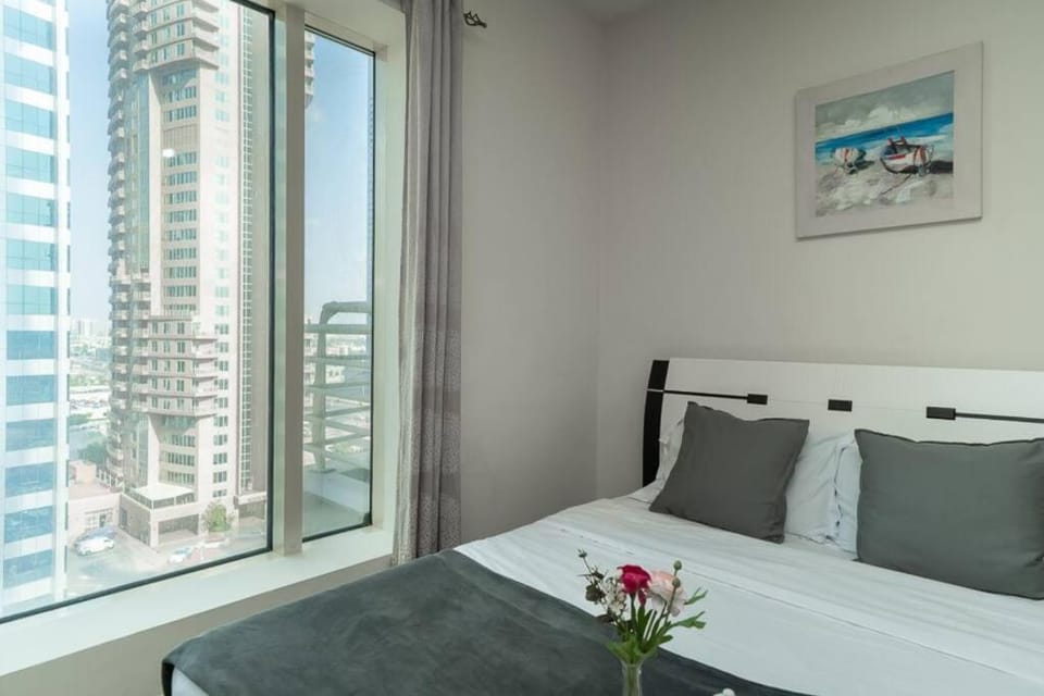 StoneTree - Lake View - Family-Friendly Location Apartment in Dubai