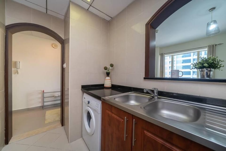 StoneTree - Lake View - Family-Friendly Location Apartment in Dubai