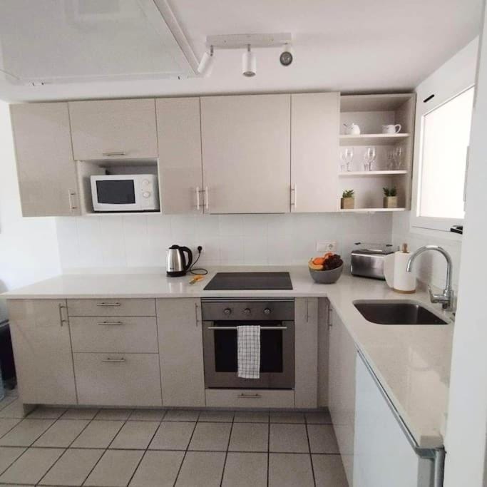 Kitchen or kitchenette, microwave, oven, stove