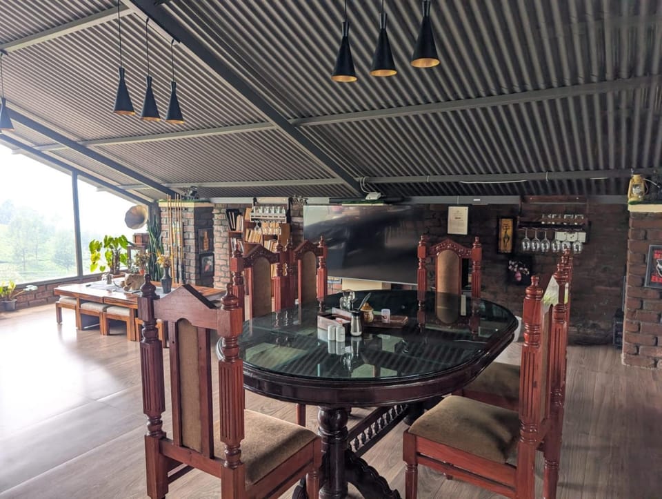 Restaurant/places to eat, Food and drinks, Seating area, Dining area