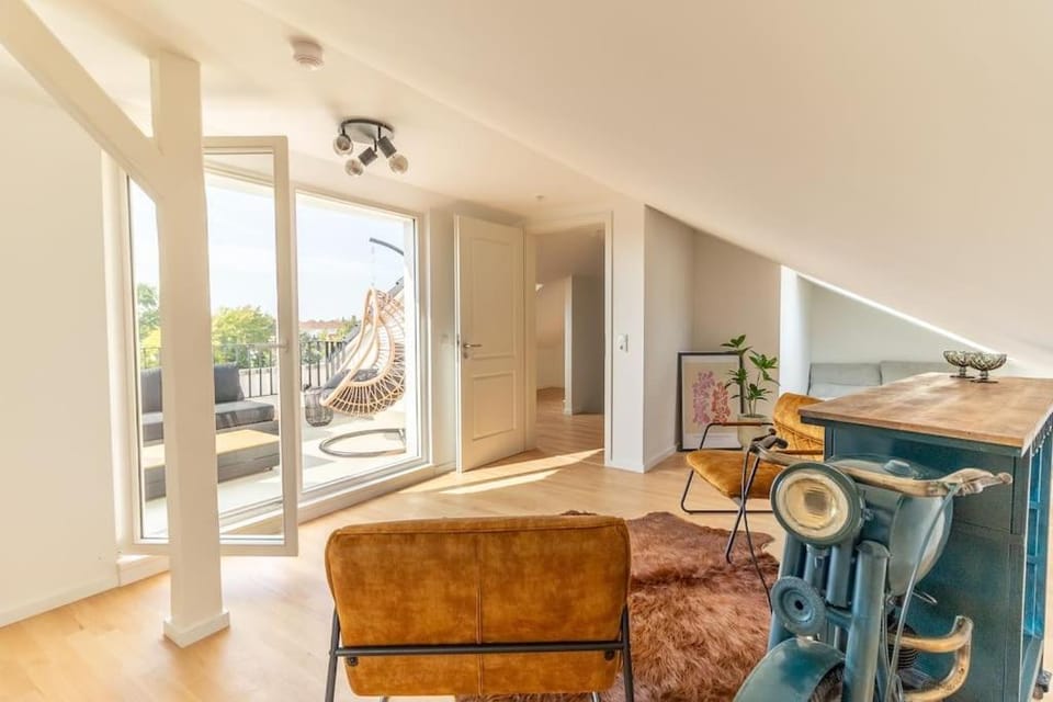 Communal lounge/ TV room, View (from property/room), Balcony/Terrace, Living room, Seating area