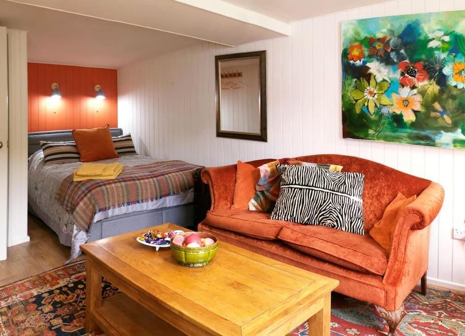 Bed, Photo of the whole room, Seating area