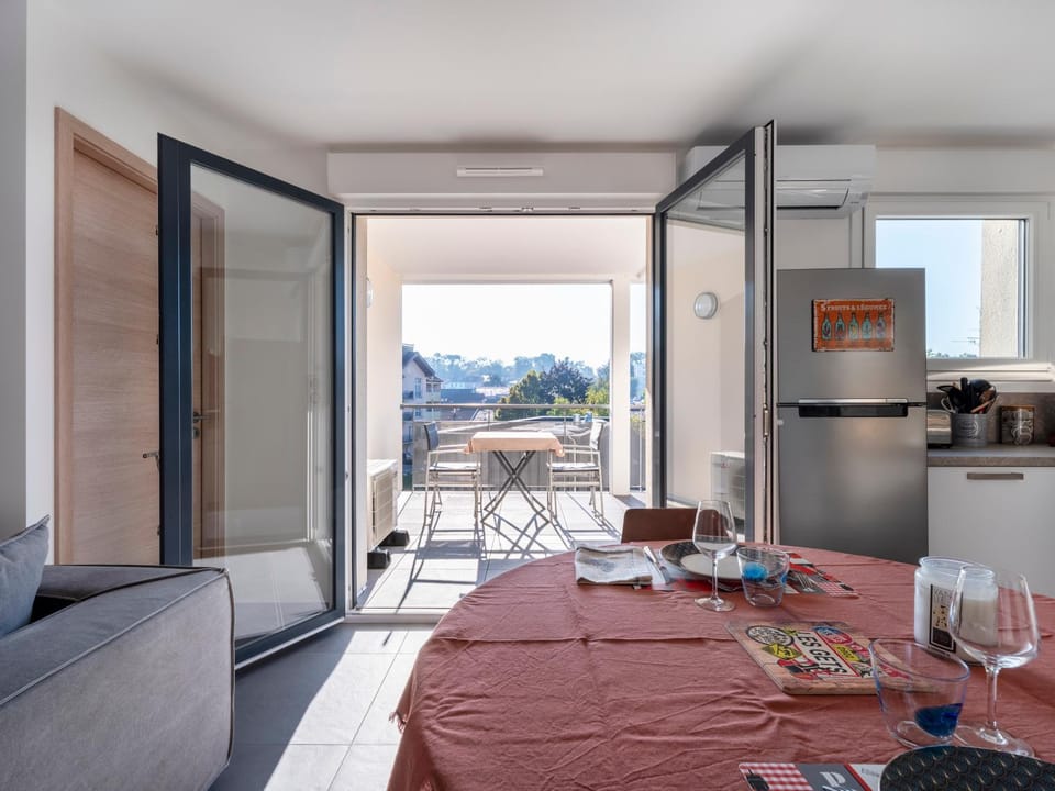 View (from property/room), Kitchen or kitchenette, Dining area