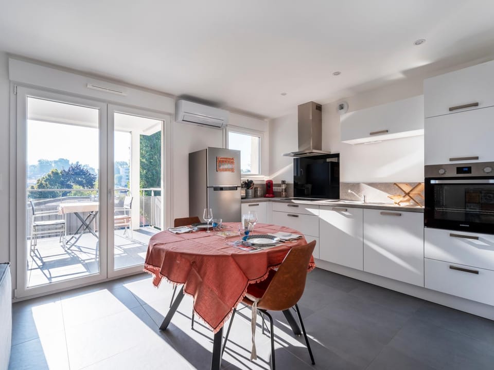 Kitchen or kitchenette, Dining area, dishwasher, minibar, pet friendly, washing machine