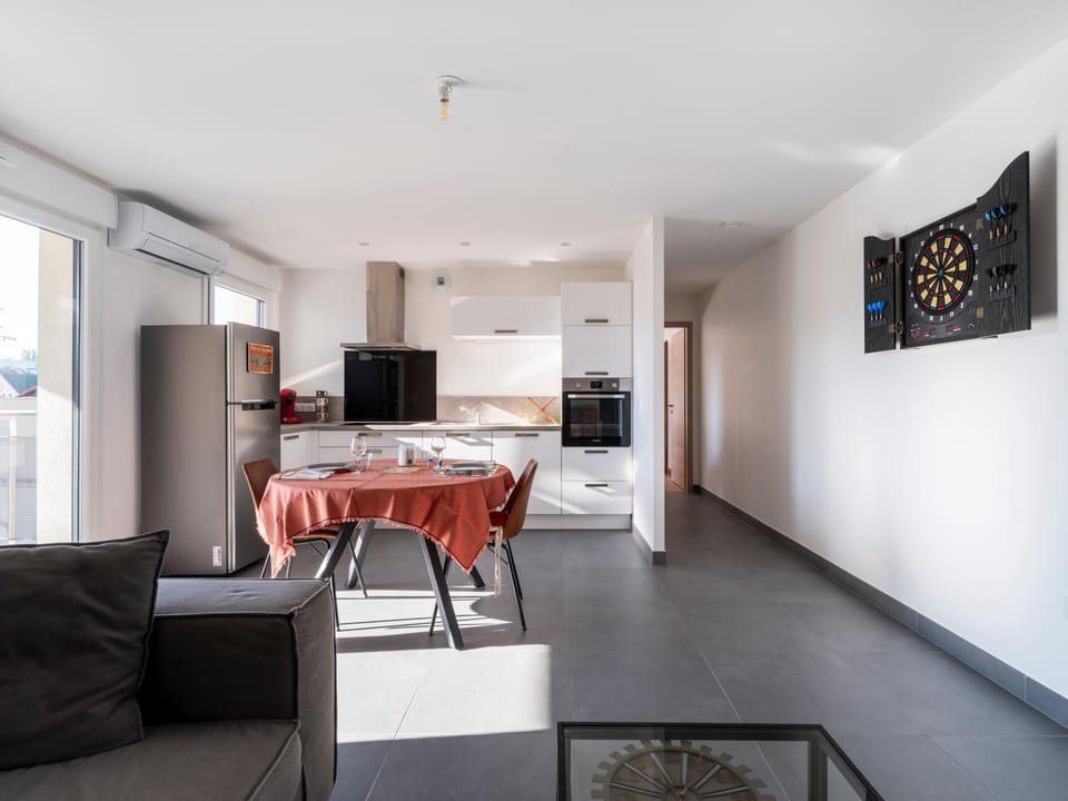 Kitchen or kitchenette, Dining area, minibar