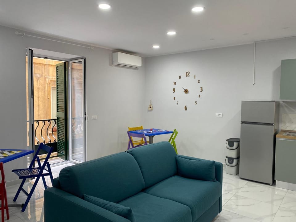 Kitchen or kitchenette, Living room, Seating area, Dining area, air conditioner