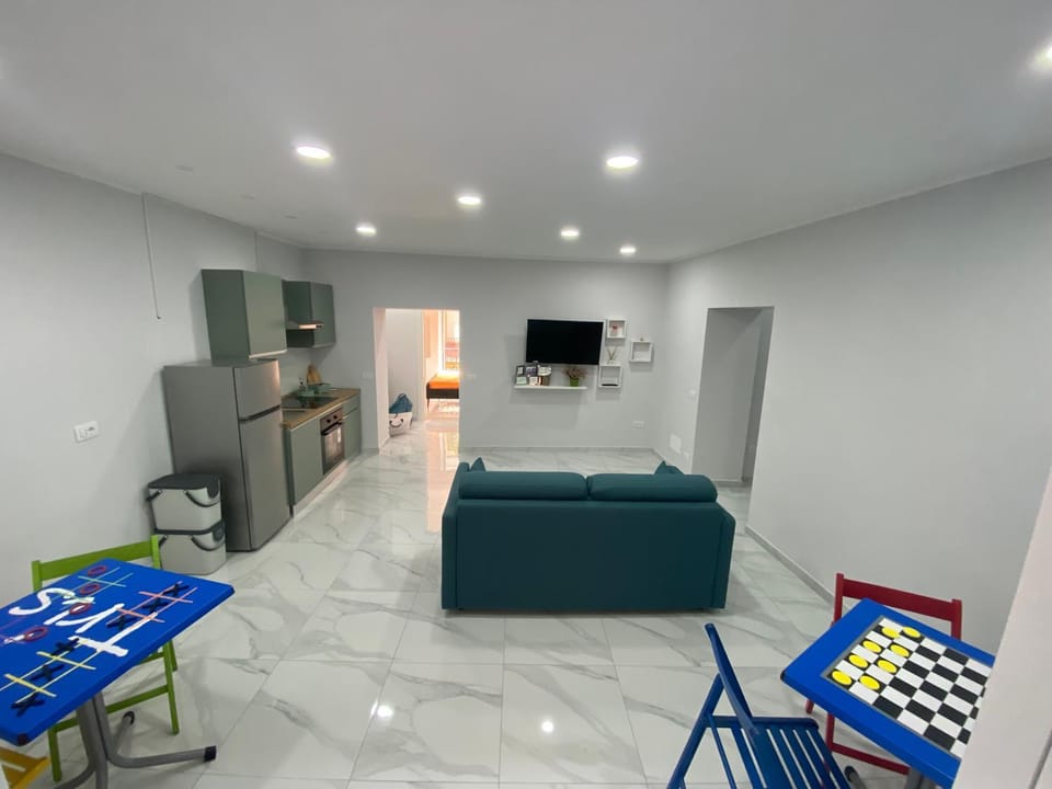 Communal lounge/ TV room, TV and multimedia, Kitchen or kitchenette, Kitchen or kitchenette, Living room, Seating area, Dining area, Evening entertainment, oven